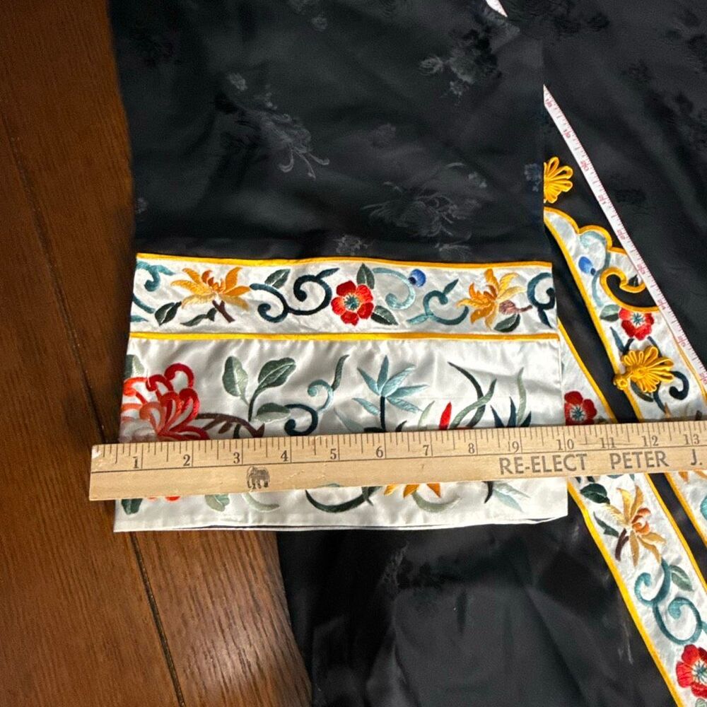 Vintage Jade Lantern Black Silk Embroidered Chinese Robe Duster Coat Floral Trim - Picture 16 of 16